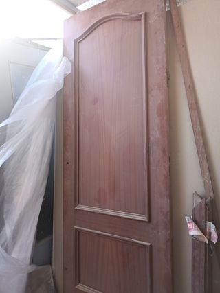 2 Puertas  de paso madera maciza con tapajuntas .