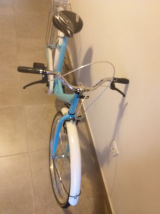 Bicicleta ,cesta, portaequipajes
200€ cada una

