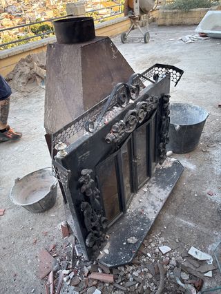 Chimenea antigua de hierro