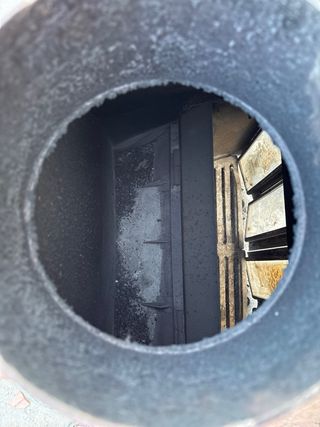 Chimenea antigua de hierro