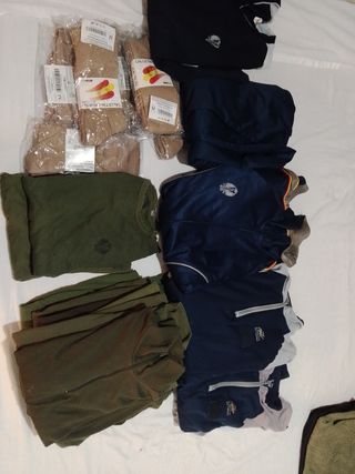 Ropa militar variada