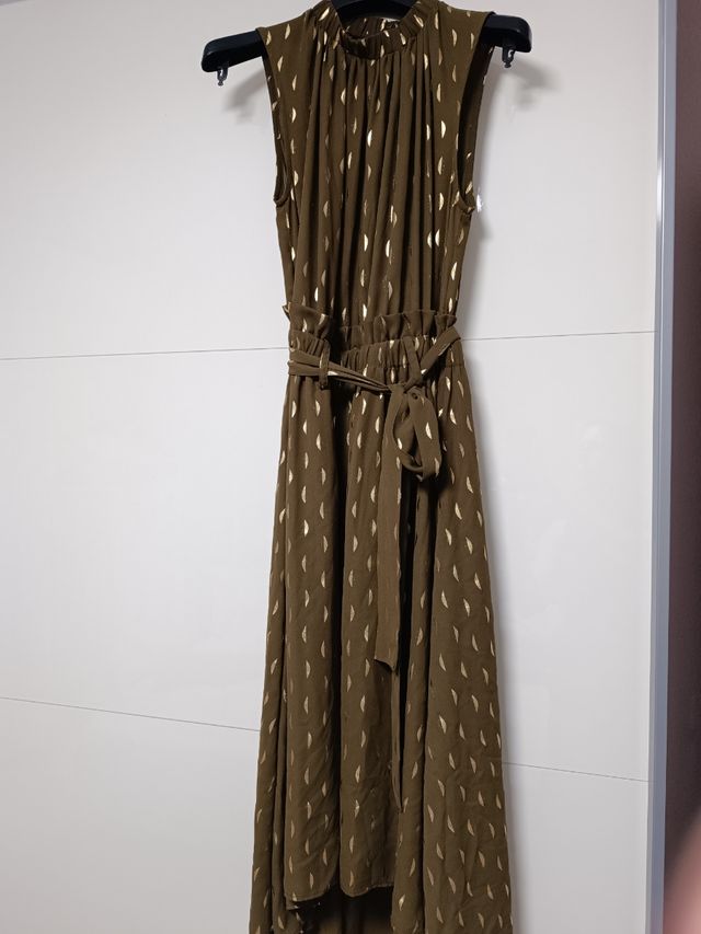 Vestido fiesta kaki con detalles en dorado