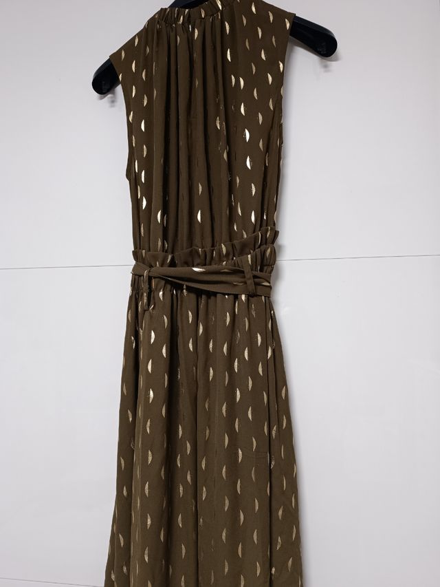 Vestido fiesta kaki con detalles en dorado