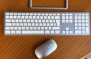 Monitor HP + teclado y ratón