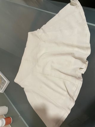 Falda blanca skater