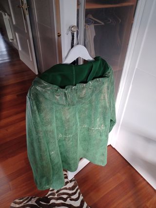 Chaqueta verde efecto piel