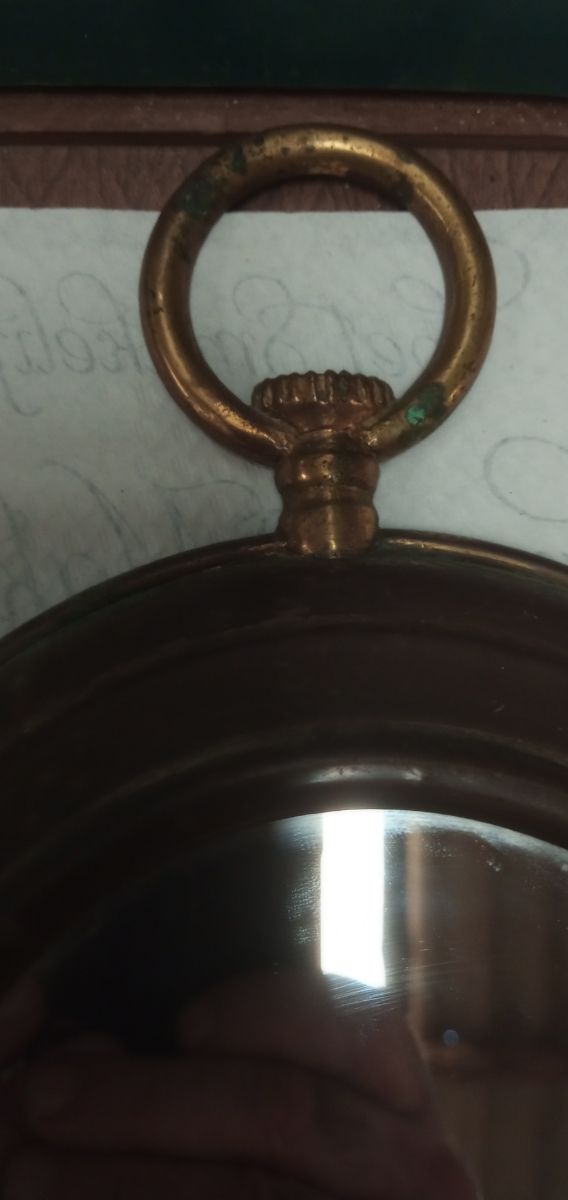 Viejo espejo de metal