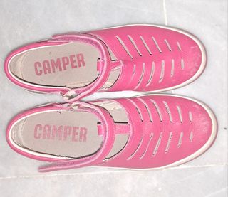 Zapatillas rojas niña