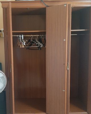 Armario, mesitas, cómoda madera maciza 6 puertas