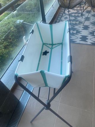 Bañera Stokke plegable con patas y asiento