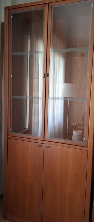 Vitrina de madera y cristal