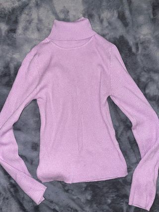 Suéter cuello alto morado