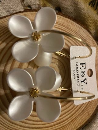 Pendientes aro flor blanca y dorada