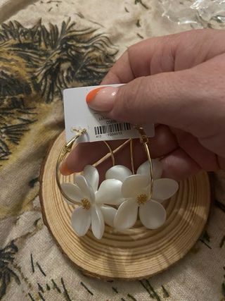 Pendientes aro flor blanca y dorada