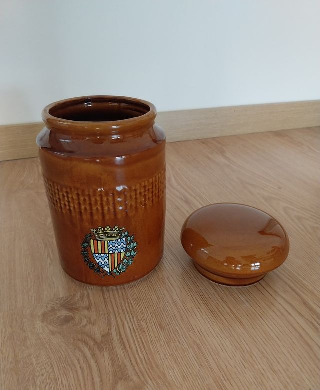 Bote grande de cerámica con tapa