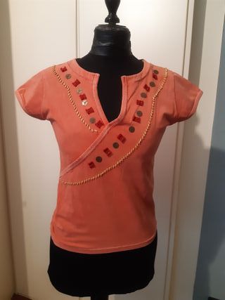 Maglia rosa con dettagli oro