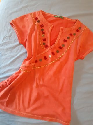 Maglia rosa con dettagli oro