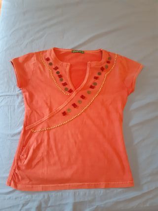 Maglia rosa con dettagli oro