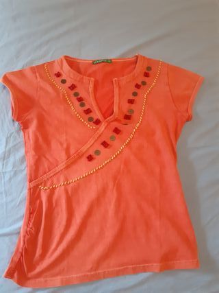 Maglia rosa con dettagli oro