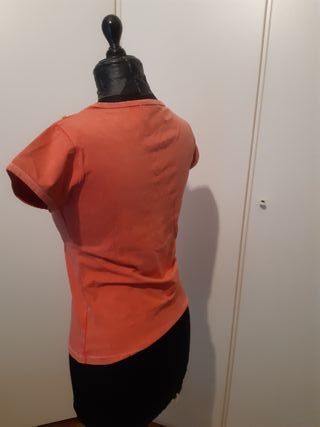 Maglia rosa con dettagli oro