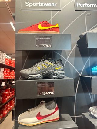 Zapatillas Nike nuevas: rojas y amarillas