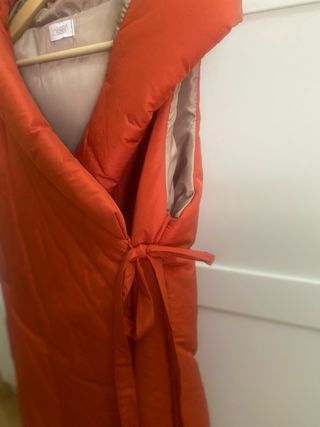 Chaleco acolchado asimétrico naranja