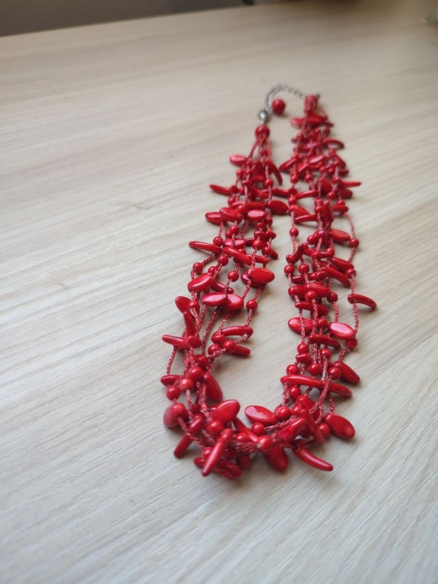 Collar rojo de cuentas