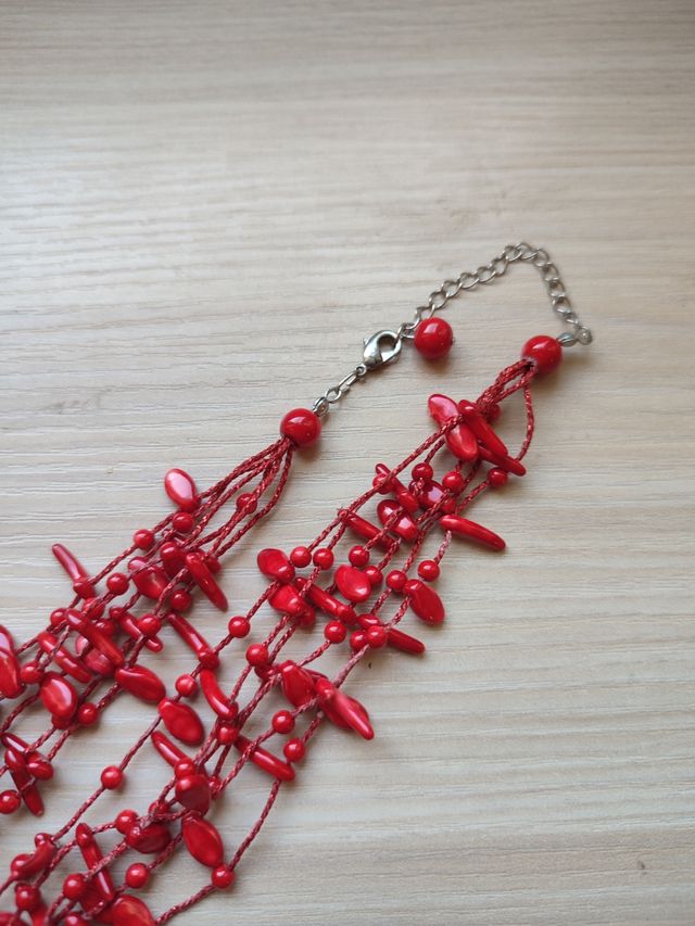 Collar rojo de cuentas