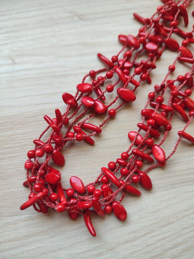 Collar rojo de cuentas