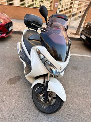 Suzuki Burgman 200cc blanca
