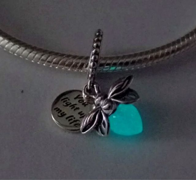 Charm Luciérnaga Luminosa