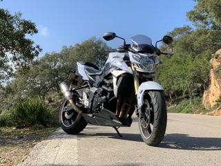 Suzuki GSR 750 blanca - Moto