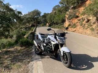 Suzuki GSR 750 blanca - Moto