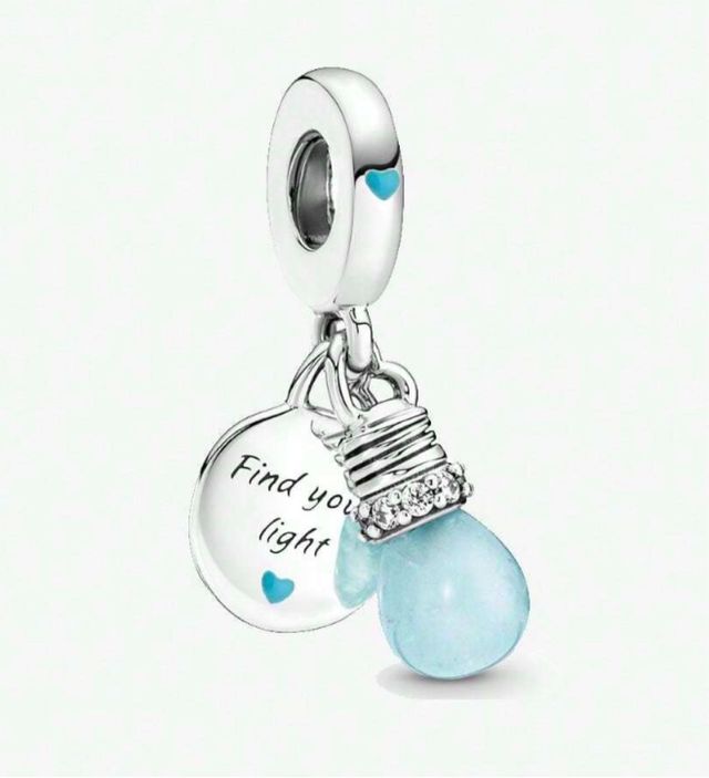 Charm Bombilla Brillante en la Oscuridad