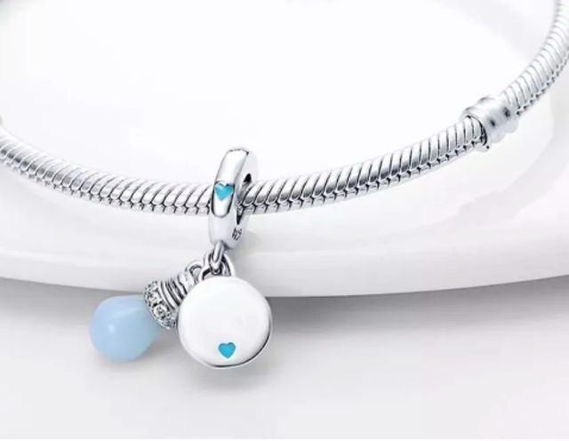 Charm Bombilla Brillante en la Oscuridad