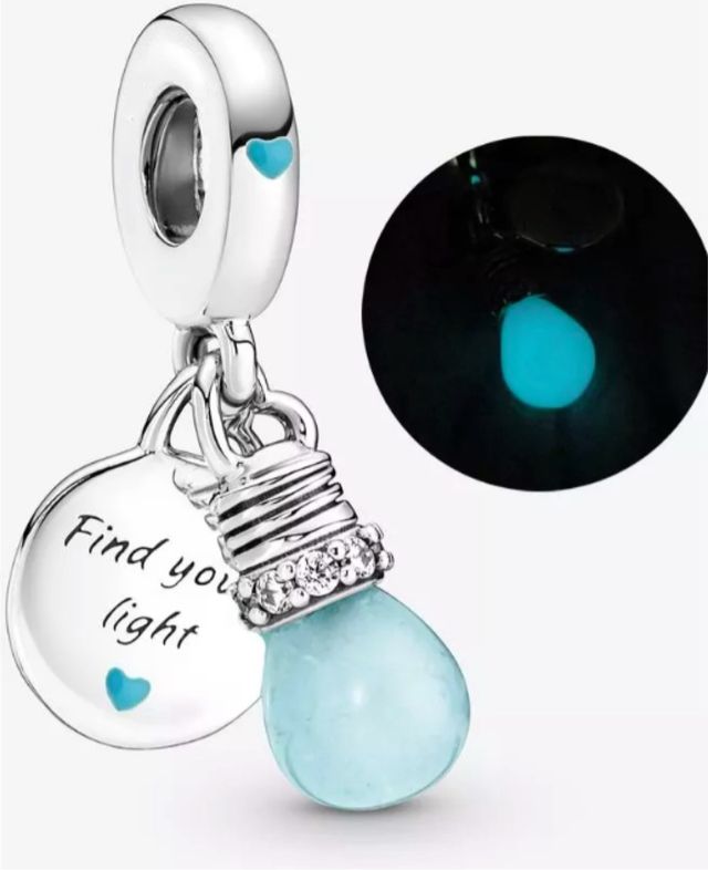 Charm Bombilla Brillante en la Oscuridad