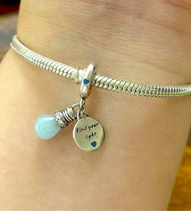 Charm Bombilla Brillante en la Oscuridad