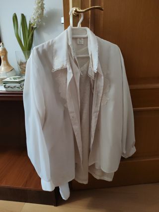 Lote 3 Blusas blancas bordadas y una sin mangas