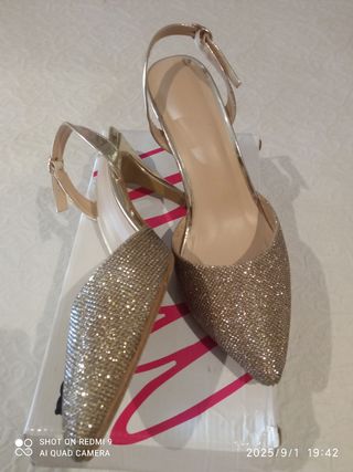 Zapatos dorados de tacón