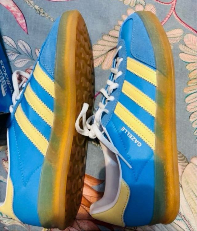 Zapatillas Adidas azules y amarillas