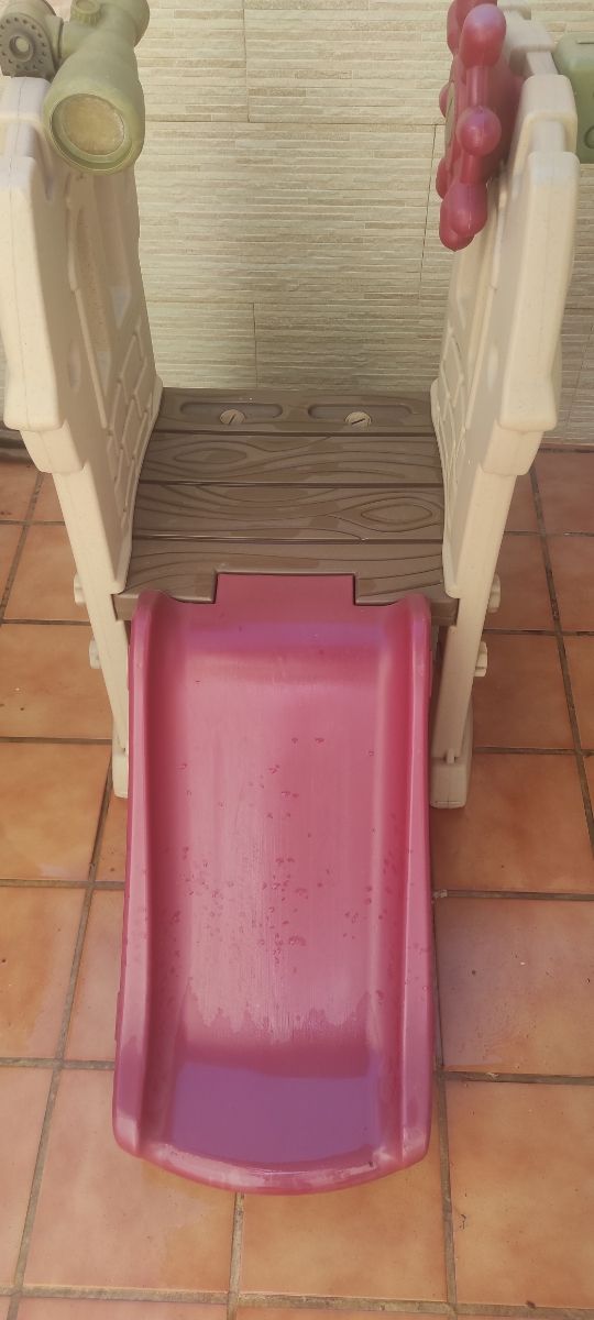 Parque Infantil con Tobogán y Columpio