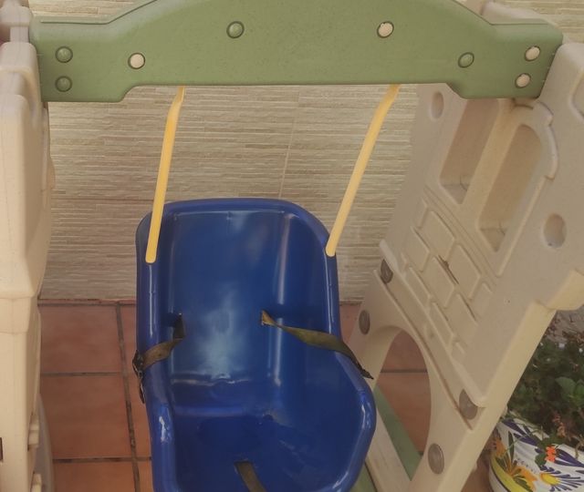 Parque Infantil con Tobogán y Columpio