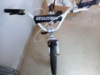 Bicicleta BMX Eastern blanca