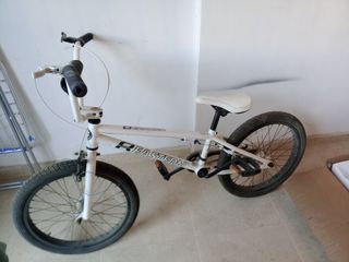 Bicicleta BMX Eastern blanca