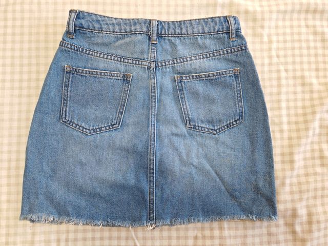 Minifalda vaquera bordada Fórmula Joven. Talla 36