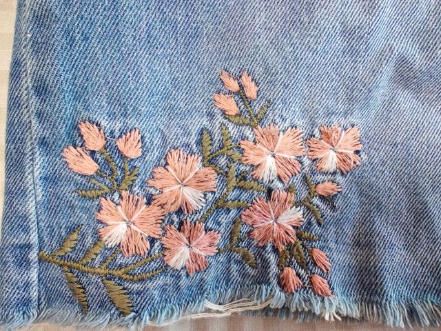 Minifalda vaquera bordada Fórmula Joven. Talla 36