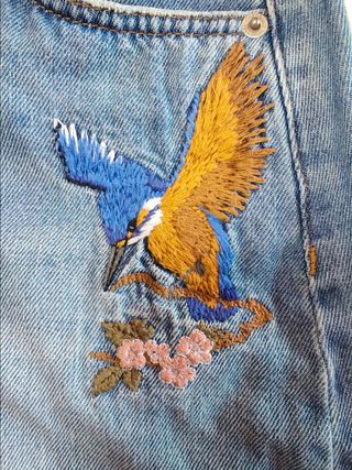 Minifalda vaquera bordada  Fórmula Joven. Talla 36