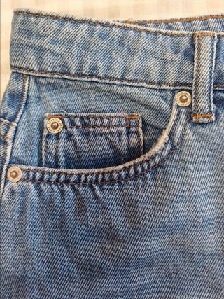 Minifalda vaquera bordada  Fórmula Joven. Talla 36