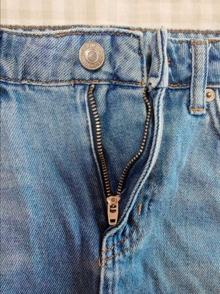 Minifalda vaquera bordada  Fórmula Joven. Talla 36