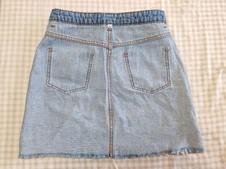 Minifalda vaquera bordada  Fórmula Joven. Talla 36